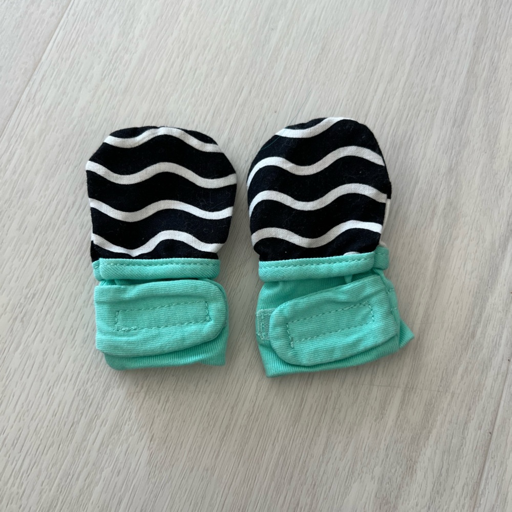 Lovevery High Contrast Mittens 0-3 months looker play kit